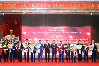 Lãnh đạo Thành ủy Hà Nội tặng hoa, biểu trưng cho các doanh nghiệp thực hiện hiệu quả Nghị quyết 9.