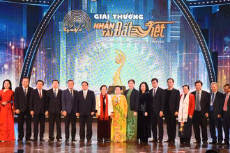 Thủ tướng Phạm Minh Chính với các đại biểu tại Lễ trao Giải thưởng Nhân tài Đất Việt năm 2023. 