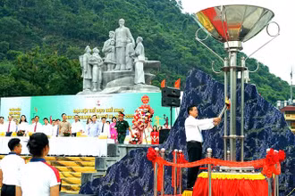 Ngọn lửa đại hội được thắp sáng tại Quảng trường 26/3 thành phố Hà Giang.