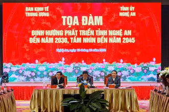 Đồng chí Trần Tuấn Anh và các đại biểu dự tọa đàm.