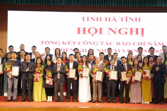 Đại diện lãnh đạo tỉnh Hà Tĩnh tặng hoa chúc mừng các tác giả có tác phẩm đạt giải