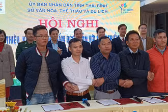 Ký kết hợp tác, giới thiệu, tiêu thụ sản phẩm OCOP giữa đại diện một số doanh nghiệp du lịch và một số cơ sở sản xuất sản phẩm OCOP.