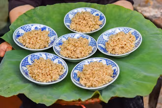 [Ảnh] Tất bật làm cơm rượu nếp cho ngày Tết Đoan Ngọ