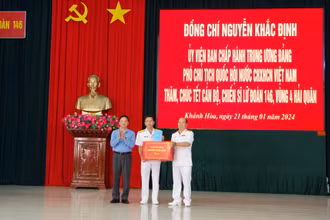 Đồng chí Nguyễn Khắc Định tặng quà cán bộ, chiến sĩ Lữ đoàn 146, Vùng 4 Hải quân.