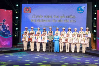 Thứ trưởng Công an Trần Quốc Tỏ và Phó Chủ tịch thường trực Hội Liên hiệp Phụ nữ Việt Nam Đỗ Thị Thu Thảo đã trao biểu trưng và chứng nhận tặng 20 gương “Phụ nữ Công an tiêu biểu” năm 2022.