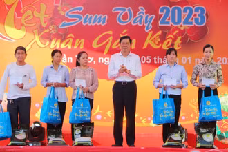 Lãnh đạo Thành ủy Cần Thơ trao quà tặng công nhân tại chương trình “Tết sum vầy 2023”. (Ảnh: Thanh Xuân)