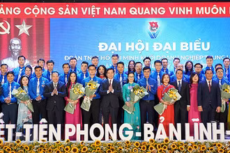 Các đồng chí Bùi Quang Huy, Nguyễn Long Hải và đại diện các đơn vị liên quan trao hoa chúc mừng Ban Chấp hành Đoàn Khối Trung ương khóa IV, nhiệm kỳ 2022-2027.