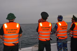 Cán bộ, chiến sĩ Đồn Biên phòng cửa khẩu cảng Quy Nhơn và Hải đội Biên phòng 2 kêu gọi tàu thuyền vào nơi neo đậu. 