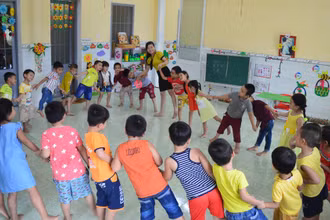 Vượt qua khó khăn, đội ngũ giáo viên miền núi Quảng Ngãi luôn hết lòng vì học sinh thân yêu. 