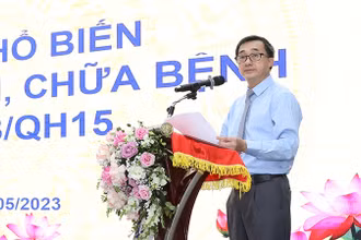 GS, TS Trần Văn Thuấn, Thứ trưởng Y tế, Phó chủ tịch Hội đồng Y khoa Quốc gia phát biểu tại hội nghị.