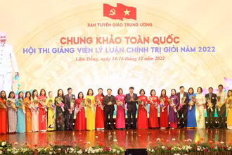 Lãnh đạo Ban Tuyên giáo Trung ương và tỉnh Lâm Đồng tặng hoa cho 38 thí sinh dự thi.