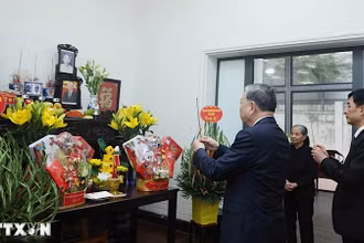 Tổng Bí thư Tô Lâm thắp hương tưởng niệm cố Tổng Bí thư Nguyễn Phú Trọng. (Ảnh: TTXVN)