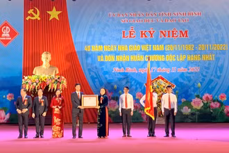 Quang cảnh ngành Giáo dục và Đào tạo Ninh Bình đón nhận Huân chương Độc lập hạng Nhất.