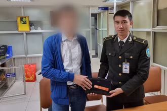 Trao trả ví tiền bỏ quên cho hành khách.