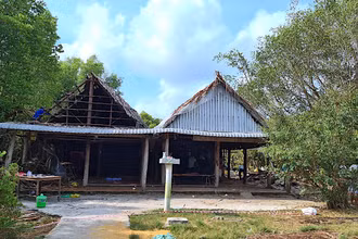 Lực lượng làm nhiệm vụ ở Cà Mau tiến hành cưỡng chế, thu hồi đất và tháo dỡ các công trình tạm trên phần đất đã giao cho Công ty TNHH Trường Khánh.