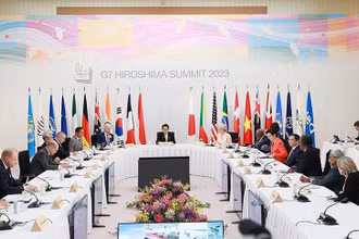 Thủ tướng Phạm Minh Chính và trưởng đoàn Nhóm các nước công nghiệp phát triển (G7) mở rộng tham dự phiên thảo luận đối tác về cơ sở hạ tầng và đầu tư toàn cầu. (ẢNH: TTXVN)