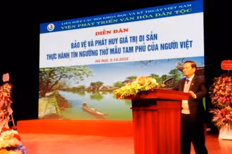 Tiến sĩ Lê Doãn Hợp, Chủ tịch HĐQL Viện Phát triển văn hóa dân tộc phát biểu tại diễn đàn.
