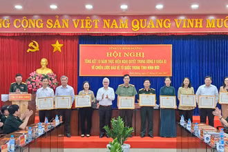 Bí thư Tỉnh ủy Bình Dương Nguyễn Văn Lợi trao tặng Bằng khen của Chủ tịch Ủy ban nhân tỉnh cho các tập thể.