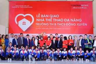 Các học sinh và thầy cô Trường Tiểu học và Trung học cơ sở Đông Xuyên hào hứng chụp hình lưu niệm tại Trung tâm thể thao đa năng mới khánh thành.
