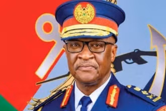 Tổng Tư lệnh KDF - Tướng Francis Omondi Ogolla. (Nguồn: X/TTXVN)