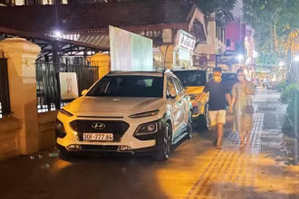 Ô-tô đỗ trên vỉa hè phố Hai Bà Trưng, quận Hoàn Kiếm. (Ảnh: Dung Nhi)