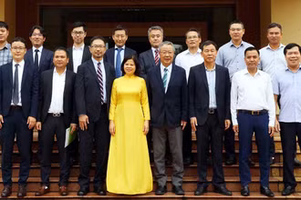 Chủ tịch UBND tỉnh Nguyễn Hương Giang chụp ảnh lưu niệm với Tập đoàn JFE Engineering Corporation.