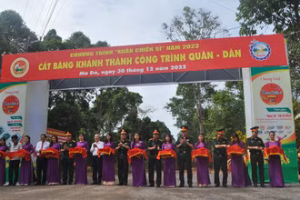 Lễ cắt băng khánh thành con đường dài 13,9km được đặt tên "Con đường tình nghĩa quân dân".