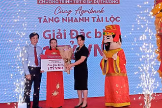 Trao giải đặc biệt 1 tỷ đồng cho khách hàng Hoàng Thị Bình ở Nghi Lộc (Nghệ An).