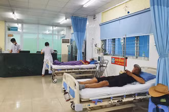 Các du khách nhập viện nghi ngộ độc thực phẩm tối ngày 2/8. (Ảnh Bệnh viện 199 cung cấp)