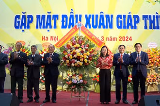Đại diện lãnh đạo tỉnh Hà Nam tặng hoa chúc mừng Hội đồng hương tỉnh Hà Nam tại Hà Nội.