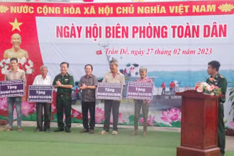 Trao bảng tượng trưng tặng nhà đại đoàn kết cho các hộ gia đình có hoàn cảnh khó khăn. 