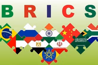 Biểu tượng Nhóm BRICS cùng quốc kỳ các nước thành viên và các nước được mời gia nhập nhóm. (Ảnh: IRNA/TTXVN)