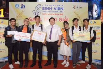 Trao giải cho các nhóm có tác phẩm xuất sắc..