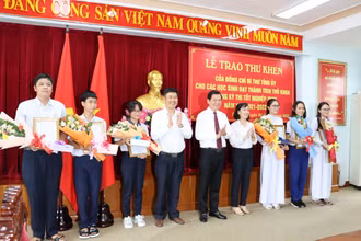 Bí thư Tỉnh ủy Đồng Nai Nguyễn Hồng Lĩnh khen thưởng cho các học sinh đạt thủ khoa kỳ thi tốt nghiệp trung học phổ thông năm học 2021-2022.