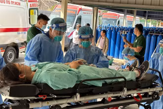 Diễn tập tiếp nhận bệnh nhân mắc Covid-19 trong tình trạng nặng tại Bệnh viện dã chiến số 13 (lúc 14 giờ 30 phút, ngày 16/01/2023).