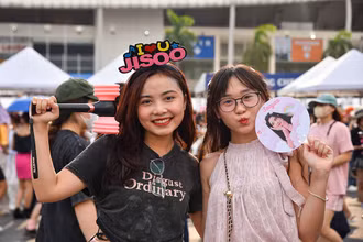 [Ảnh] Sân vận động Mỹ Đình chật cứng người hâm mộ tham gia đêm nhạc của Blackpink