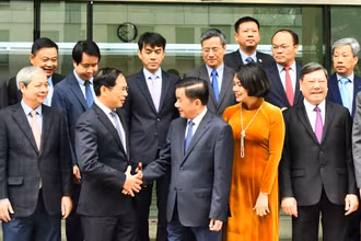 Đồng chí Trần Cẩm Tú với các Trưởng Cơ quan đại diện Việt Nam ở nước ngoài tại buổi gặp mặt.