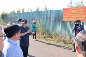 Đoàn giám sát thực địa tại dự án khu dân cư hơn 7ha do Công ty TNHH Bất động sản Liên Hợp làm chủ đầu tư tại xã Tây Hòa.