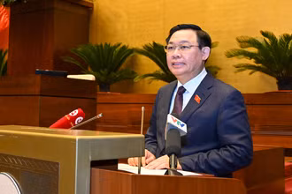 Chủ tịch Quốc hội Vương Đình Huệ phát biểu thăm hỏi, chúc Tết các đại biểu tại buổi gặp mặt. (Ảnh: DUY LINH)