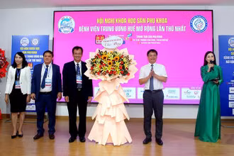 Phó Chủ tịch Thường trực UBND tỉnh Thừa Thiên Huế Nguyễn Thanh Bình tặng hoa chúc mừng hội nghị.