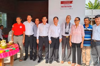 Bàn giao nhà tình thương cho hộ gia đình bà Huỳnh Thị Loan.