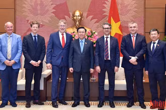 Chủ tịch Quốc hội Vương Đình Huệ và Chủ tịch Ủy ban Thương mại quốc tế, Nghị viện châu Âu Bernd Lange với các đại biểu tại buổi tiếp. 