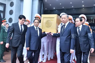 Các đồng chí lãnh đạo Đảng, Nhà nước chuyển linh cữu Tổng Bí thư Nguyễn Phú Trọng.