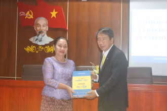 Quốc vụ khanh Bộ Nội vụ Campuchia Chou Bun Eng được Trường Đại học Trà Vinh trao tặng bộ từ điển Khmer-Việt.