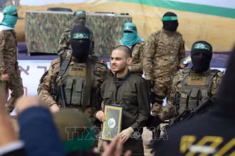 Lữ đoàn Al-Qassam, một cánh quân của Phong trào Hamas, trao trả con tin Israel cho Ủy ban Chữ thập đỏ quốc tế tại trại tị nạn Nuseirat ở miền trung Dải Gaza, ngày 22/2/2025. (Ảnh: THX/TTXVN)