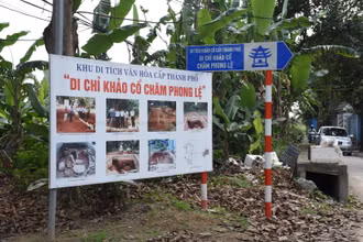Mốc cảnh giới cắm tại Di chỉ khảo cổ Chăm Phong Lệ sau hơn 10 năm khai quật.