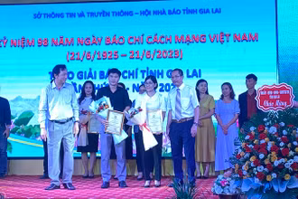 Trao giải thưởng cho các tác giả đạt giải cao, giải báo chí tỉnh Gia Lai năm 2023.