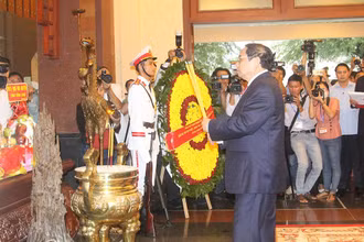 Thủ tướng Phạm Minh Chính cùng Đoàn lãnh đạo, nguyên lãnh đạo Đảng, Nhà nước dâng hương tại Khu lưu niệm Thủ tướng Võ Văn Kiệt. 