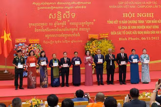 Trung ương Hội hữu nghị Việt Nam-Campuchia tặng Kỷ niệm chương vì tình hữu nghị Việt Nam-Campuchia cho các cá nhân.