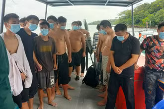 Các nạn nhân sống sót trong vụ chìm thuyền được nhà chức trách Campuchia đưa về nơi an toàn.